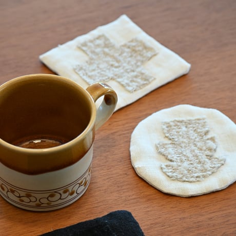 ウールモチーフ刺繡のリネンコースター