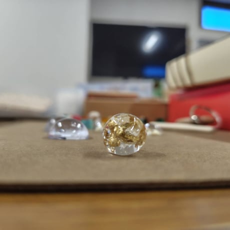 木屑のクリアピアス