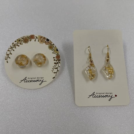 木屑のクリアピアス