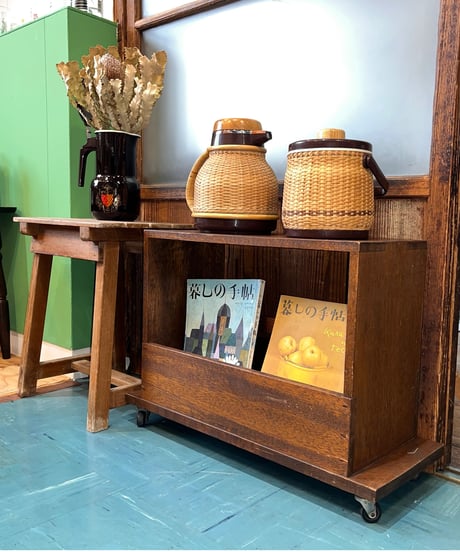 RETRO MAGAZINE RACK