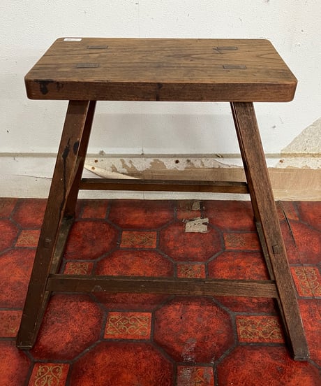 SHARP LEG STOOL