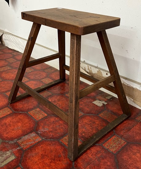 SHARP LEG STOOL