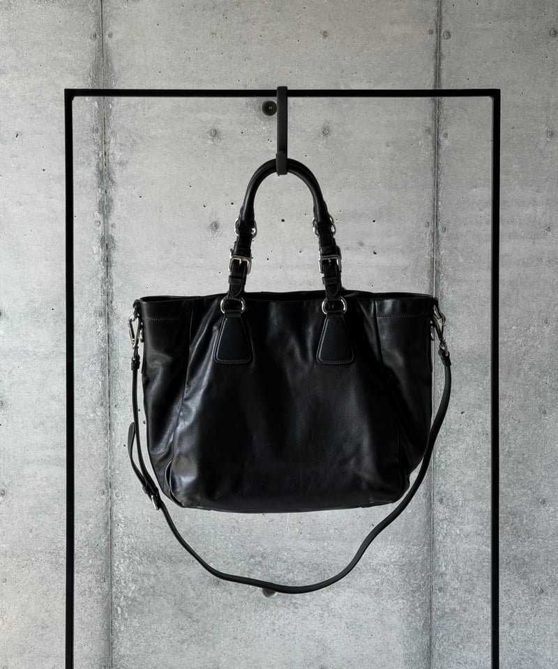 PRADA 黒 レザー トートバッグ 大 ショルダーストラップ付き PRADA ソフトカーフレザーバッグ | SONTÉ STUDIO