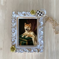 犬（秋田犬）バッグチャーム ルネサンス風 ホワイト額縁デザイン