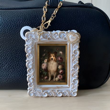 犬（シェットランドシープドッグ）バッグチャーム 花の油絵風アート ホワイト額縁