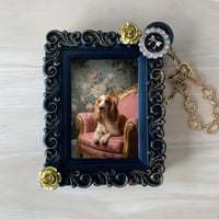 犬（コッカースパニエル）バッグチャーム ロココ調シャビーピンク ブラック額縁