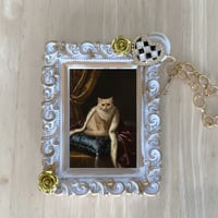 猫（チンチラペルシャ）バッグチャーム ルネサンス風 ホワイト額縁デザイン