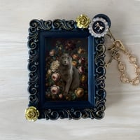 猫（ロシアンブルー）バッグチャーム 花の油絵風アート ブラック額縁