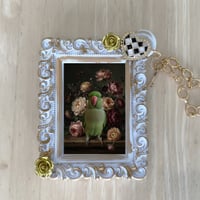 インコ（ワカケホンセイインコ）バッグチャーム 花の油絵風アート ホワイト額縁