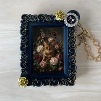 猫（ベンガル）バッグチャーム 花の油絵風アート ブラック額縁