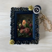 インコ（コザクラインコ）バッグチャーム 花の油絵風アート ブラック額縁