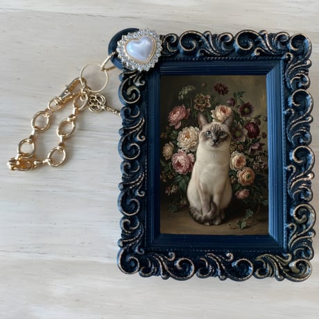 猫（シャム猫）バッグチャーム 花の油絵風アート ブラック額縁