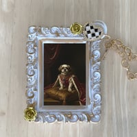 犬（シーズー）バッグチャーム ルネサンス風 ホワイト額縁デザイン