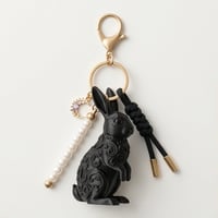 うさぎ（ニュージーランドホワイト）のキーホルダー ミニチュア シルクブラック