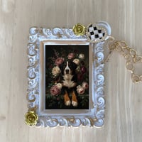 犬（バーニーズマウンテンドッグ）バッグチャーム 花の油絵風アート ホワイト額縁
