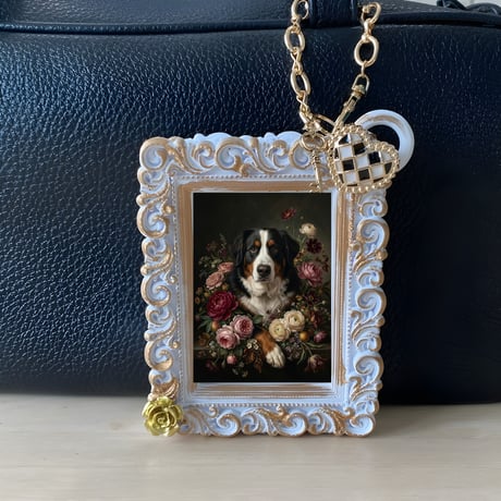 犬（バーニーズマウンテンドッグ）バッグチャーム 花の油絵風アート ホワイト額縁