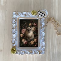 猫（シャム猫）バッグチャーム 花の油絵風アート ホワイト額縁
