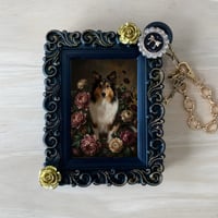 犬（シェットランドシープドッグ）バッグチャーム 花の油絵風アート ブラック額縁