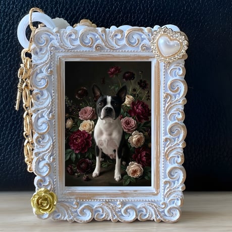 犬（ボストンテリア）バッグチャーム 花の油絵風アート ホワイト額縁
