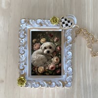犬（マルチーズ）バッグチャーム 花の油絵風アート ホワイト額縁