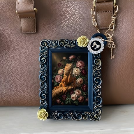 イグアナ（レッドイグアナ）バッグチャーム 花の油絵風アート ブラック額縁