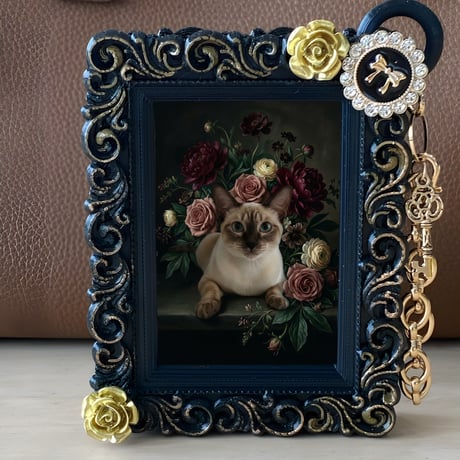 猫（シャム猫）バッグチャーム 花の油絵風アート ブラック額縁