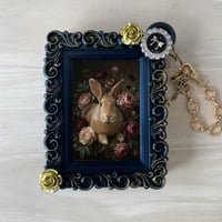 うさぎ（フレミッシュジャイアント）バッグチャーム 花の油絵風アート ブラック額縁