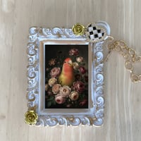 インコ（コザクラインコ）バッグチャーム 花の油絵風アート ホワイト額縁