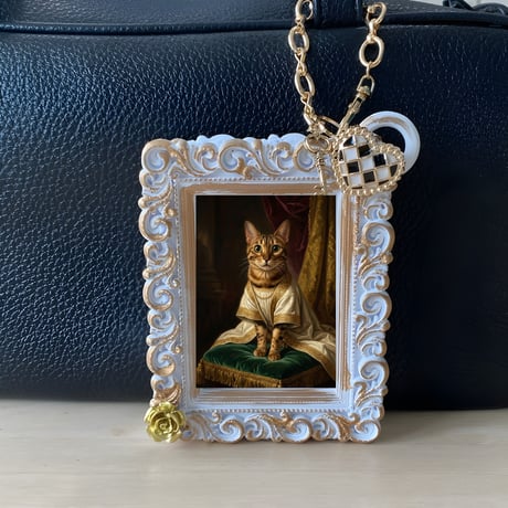 猫（ベンガル）バッグチャーム ルネサンス風 ホワイト額縁デザイン