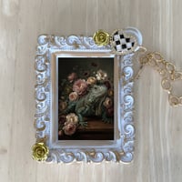 イグアナ（ブルーイグアナ）バッグチャーム 花の油絵風アート ホワイト額縁