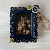 猫（ベンガル）バッグチャーム 花の油絵風アート ブラック額縁