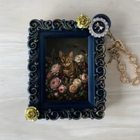猫（ベンガル）バッグチャーム 花の油絵風アート ブラック額縁