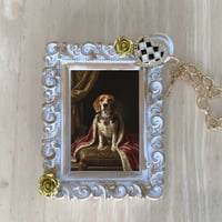 犬（ビーグル）バッグチャーム ルネサンス風 ホワイト額縁デザイン