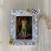 猫（オシキャット）バッグチャーム ルネサンス風 ホワイト額縁デザイン