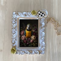 インコ（ルリコンゴウインコ）バッグチャーム 花の油絵風アート ホワイト額縁