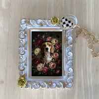 犬（ビーグル）バッグチャーム 花の油絵風アート ホワイト額縁