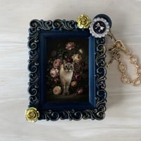 猫（シャム猫）バッグチャーム 花の油絵風アート ブラック額縁