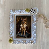 犬（ジャーマンシェパード）バッグチャーム ルネサンス風 ホワイト額縁デザイン