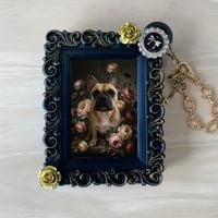 犬（フレンチブルドッグ）バッグチャーム 花の油絵風アート ブラック額縁