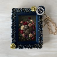 猫（ブリティッシュショートヘア）バッグチャーム 花の油絵風アート ブラック額縁