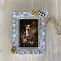 犬（ジャックラッセルテリア）バッグチャーム 花の油絵風アート ホワイト額縁