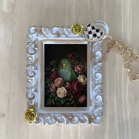 インコ（サザナミインコ）バッグチャーム 花の油絵風アート ホワイト額縁
