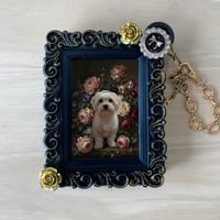 犬（マルチーズ）バッグチャーム 花の油絵風アート ブラック額縁