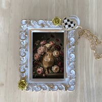 うさぎ（タン）バッグチャーム 花の油絵風アート ホワイト額縁