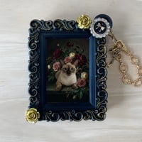 猫（シャム猫）バッグチャーム 花の油絵風アート ブラック額縁