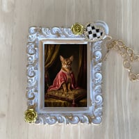 猫（アビシニアン）バッグチャーム ルネサンス風 ホワイト額縁デザイン