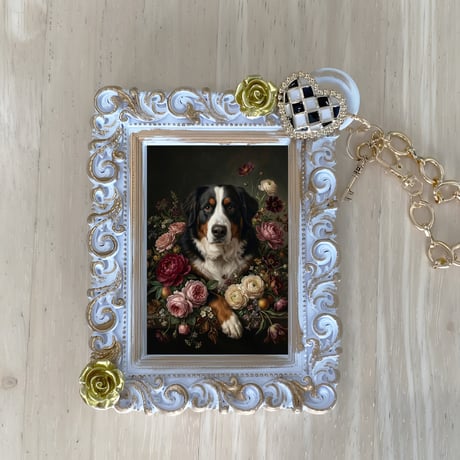 犬（バーニーズマウンテンドッグ）バッグチャーム 花の油絵風アート ホワイト額縁
