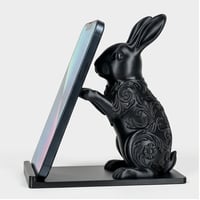 うさぎ（ニュージーランドホワイト）のスマホスタンド 卓上 シルクブラック