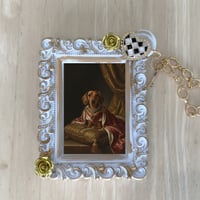 犬（ミニチュアダックスフンド）バッグチャーム ルネサンス風 ホワイト額縁デザイン