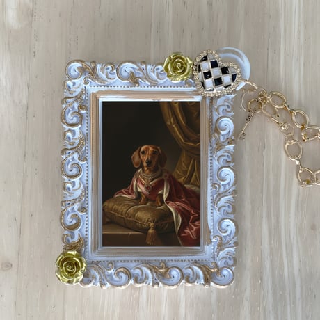犬（ミニチュアダックスフンド）バッグチャーム ルネサンス風 ホワイト額縁デザイン